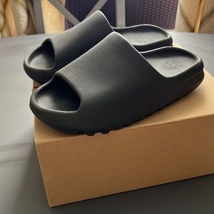 Yeezys slide color black